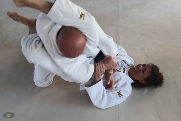 maestro di Judo si allena dopo 8 mesi da intervento di rivestimento all’anca