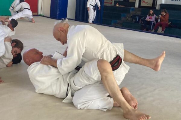 maestro di Judo si allena dopo 8 mesi da rivestimento all’anca